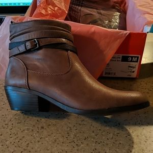 *NEW w/tags Yuu Boots Sz 9 M Brown